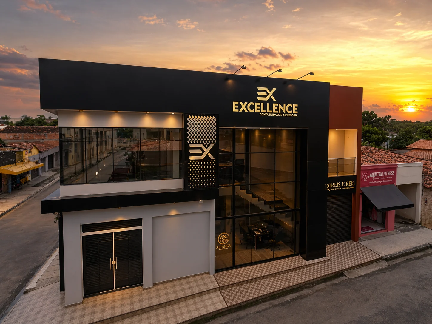 Fachada do prédio do Grupo Excellence ao pôr do sol